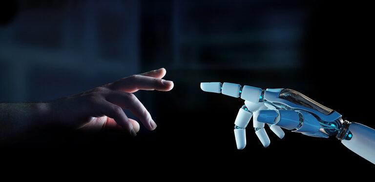 Weißer Cyborg Finger und menschlicher Finger berühren sich, auf dunklem Hintergrund, 3D-Rendering