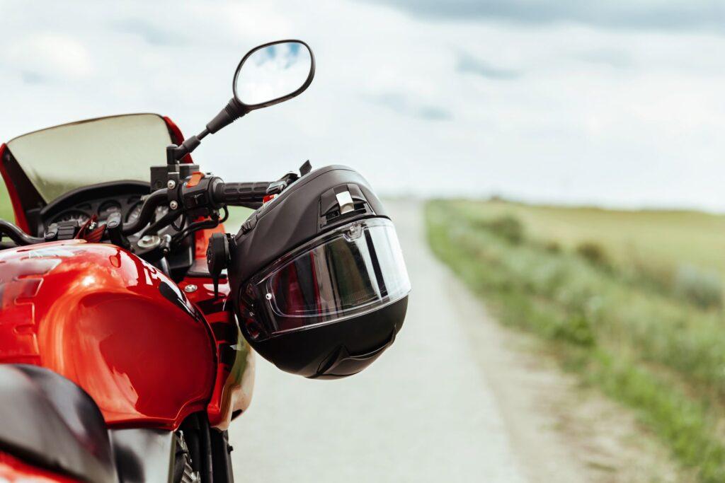 Ein Motorrad mit Helm auf der Straße