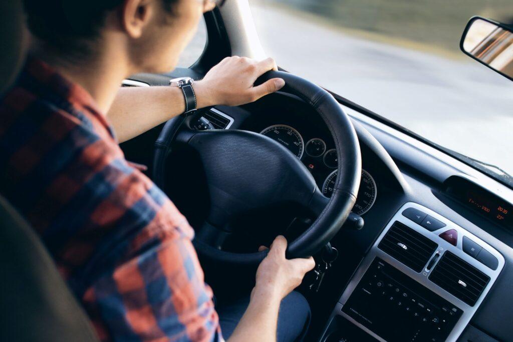 Frau macht eine Testfahrt mit Gebrauchtwagen