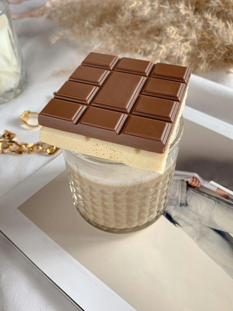 Tafel schokolade auf einem kakao