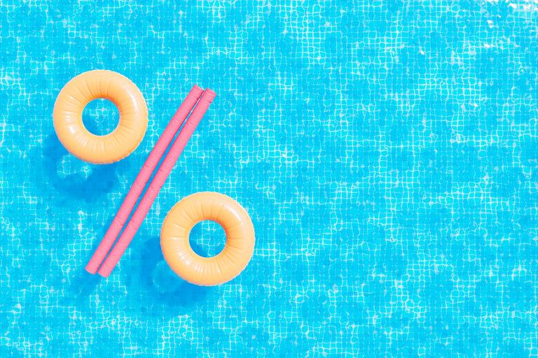 3D-Render-Illustration, Draufsicht zweier bunter aufblasbarer Ringe im Pool mit Schwimm-Nudel, Zeichen für Prozente