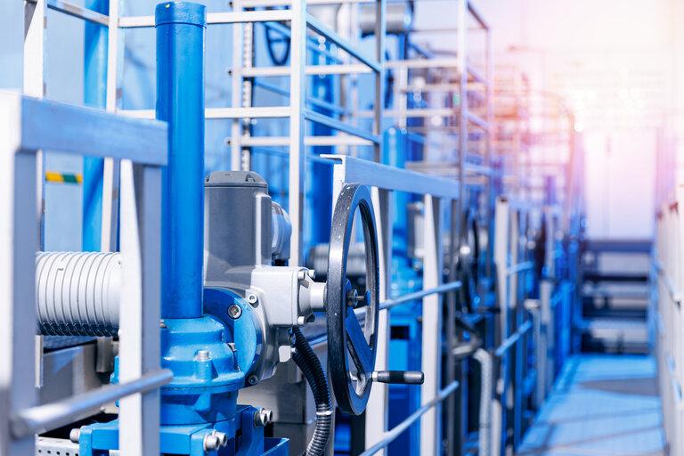 Closeup neue blaue Wasserhähne mit Ventil für Trinkwasser-Pipeline, Banner Industrie Wasserwerk.