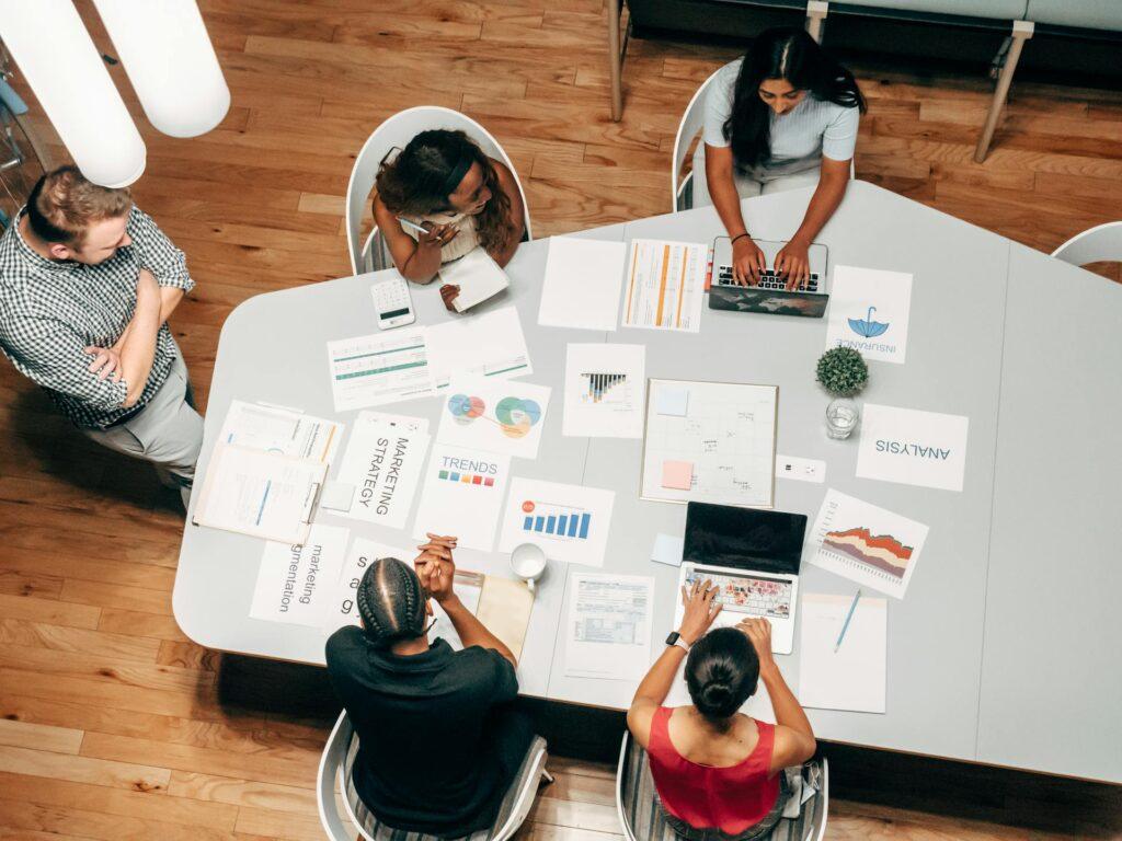 Ein Team bespricht Leadgenerierungsstrategien und SEO-Analysen bei einem Meeting, unterstützt von der Agentur E-Commerce.