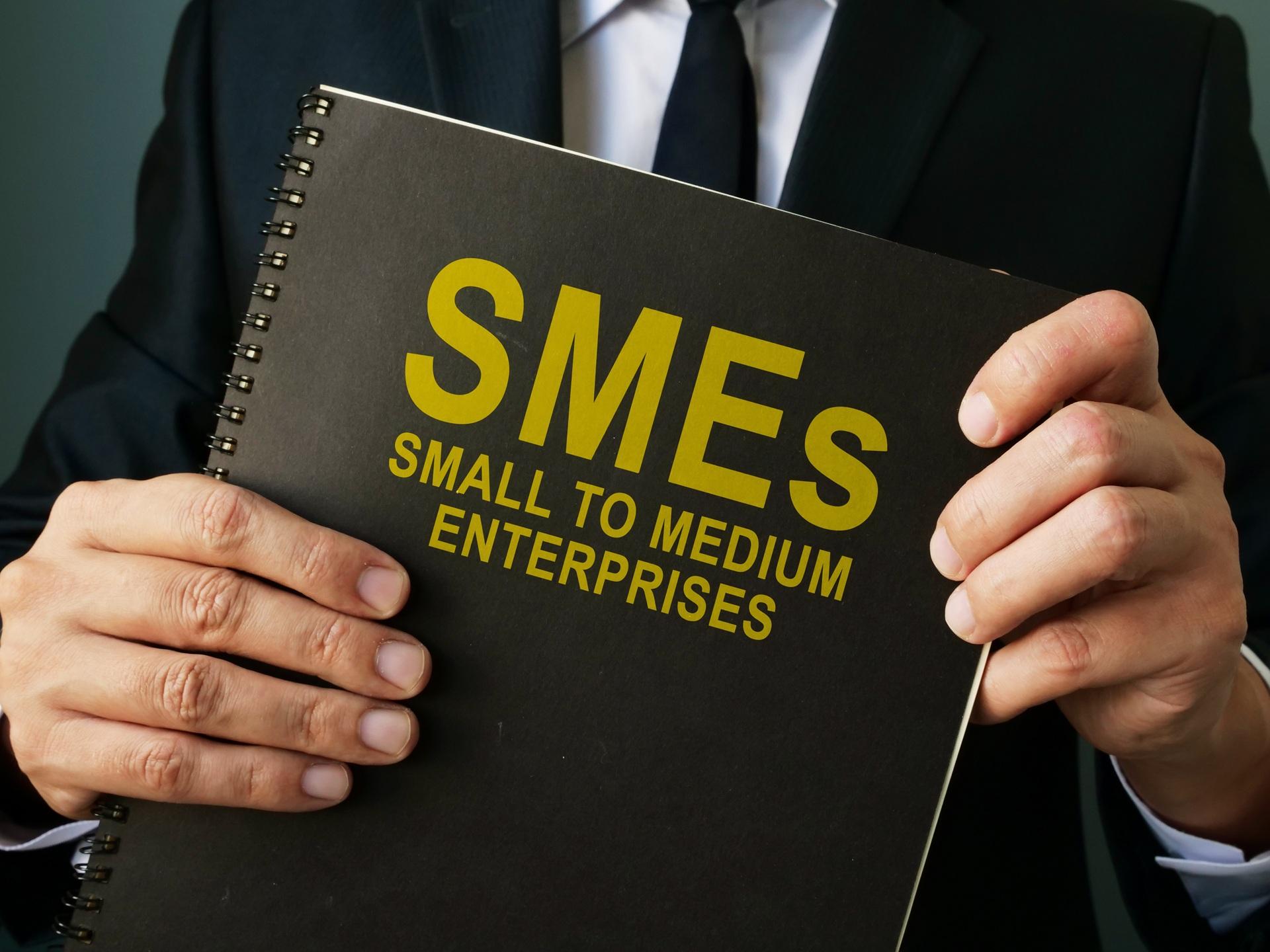 Mann haelt SME-Notizbuch | Heizölpreise Stuttgart