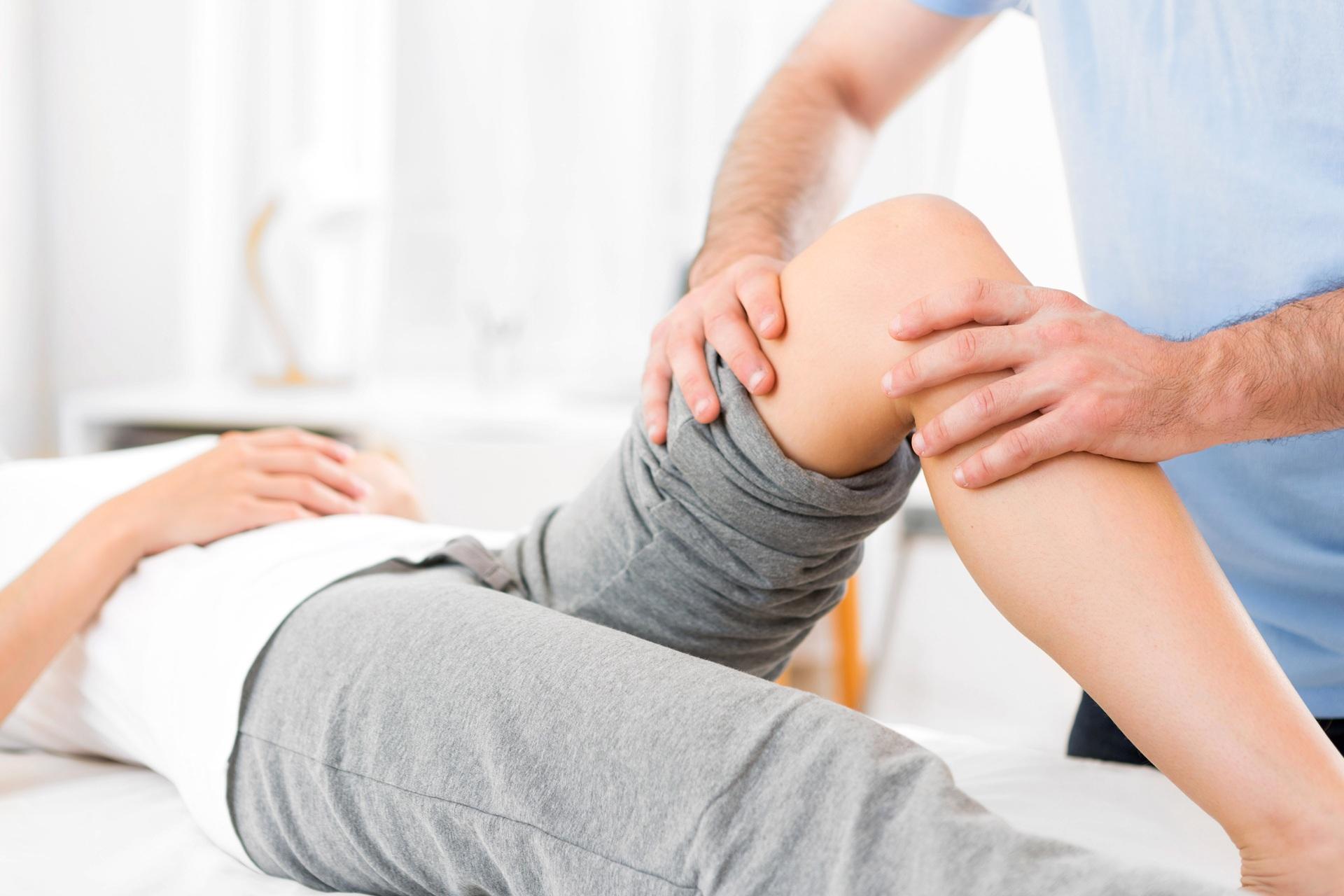 Therapieliegen bei manueller Kniebehandlung
