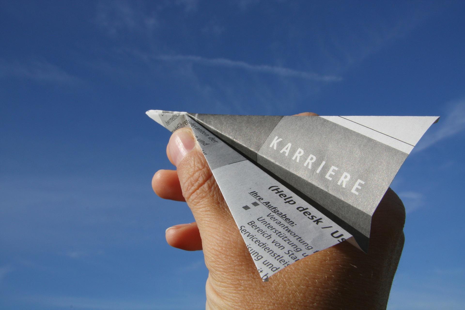 Papierflieger als Karrieresymbol | Ghostwriter Agentur