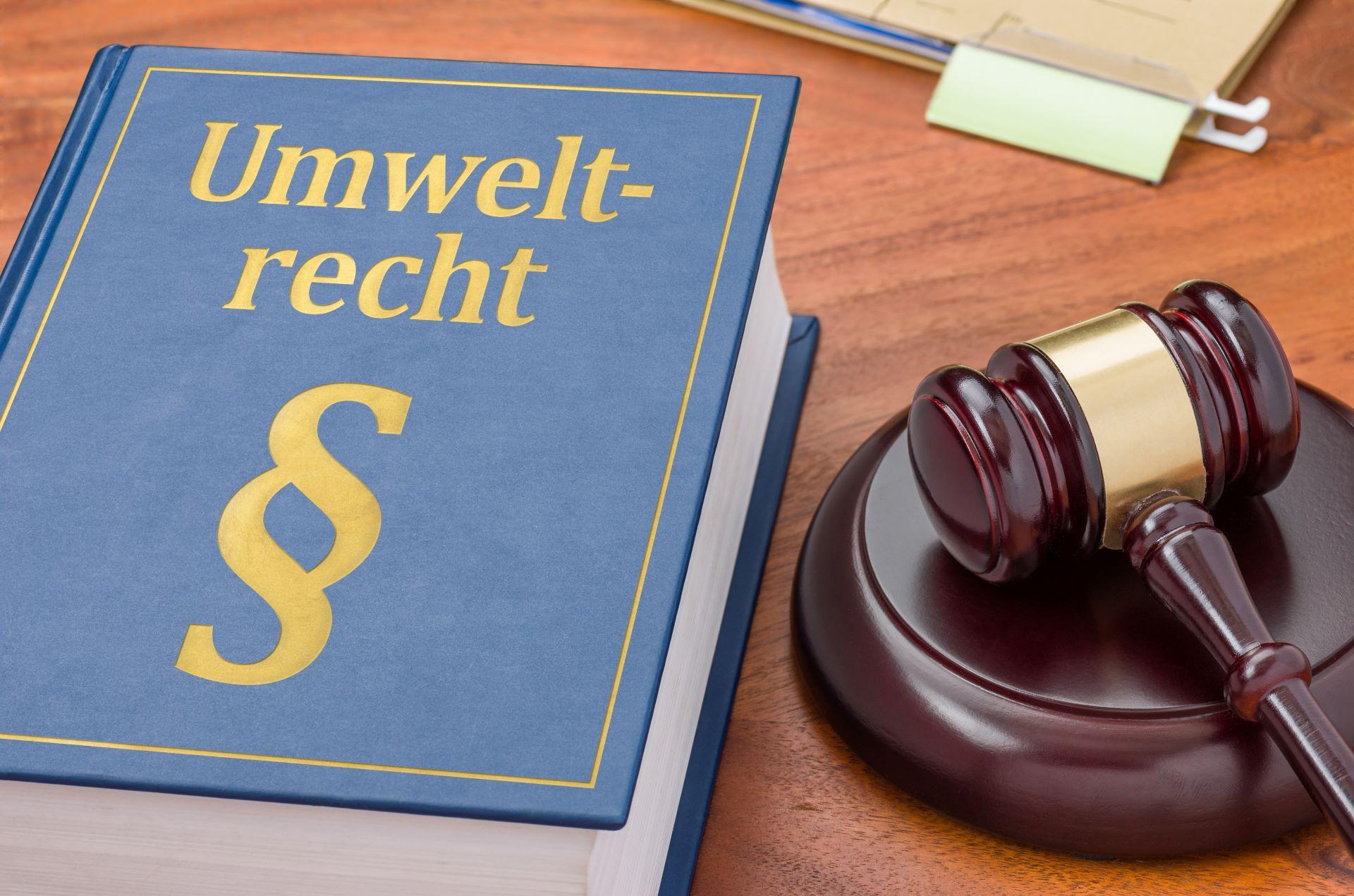 Buch Umweltrecht mit Richterhammer auf Schreibtisch