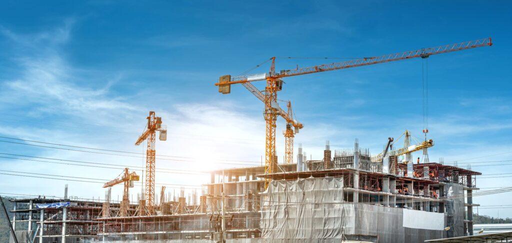 Großbaustelle mit Kränen und Industriebauten