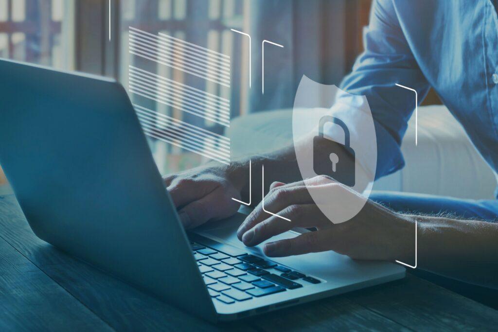 E-Learning Cybersecurity im Arbeitsalltag: Laptop-Nutzer mit digitalem Schutzsymbol