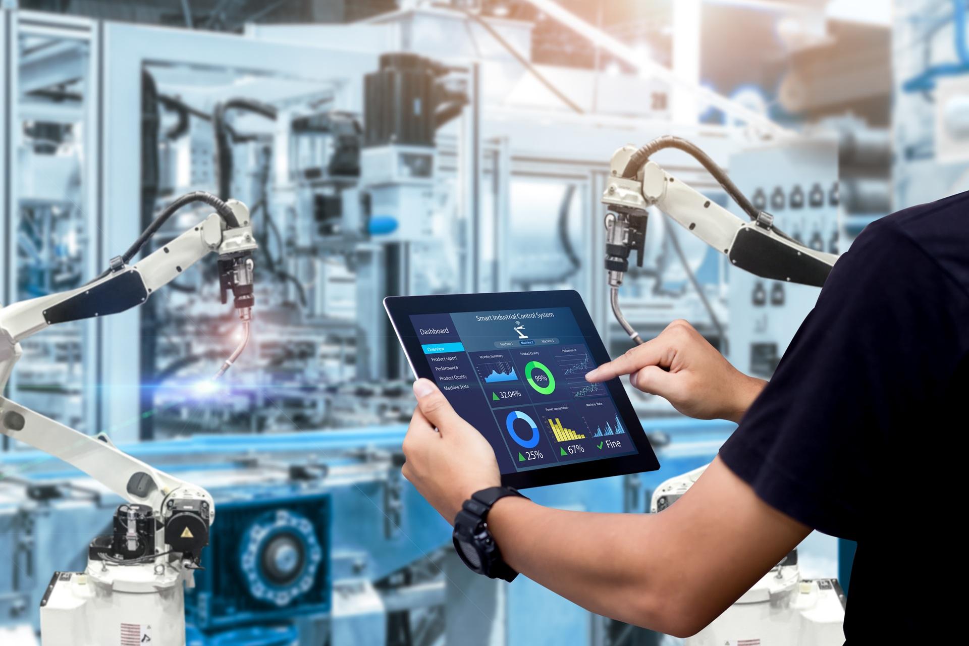 Tablet zeigt Produktionsdaten in automatisierter Fabrik | Gummi Anschlagpuffer