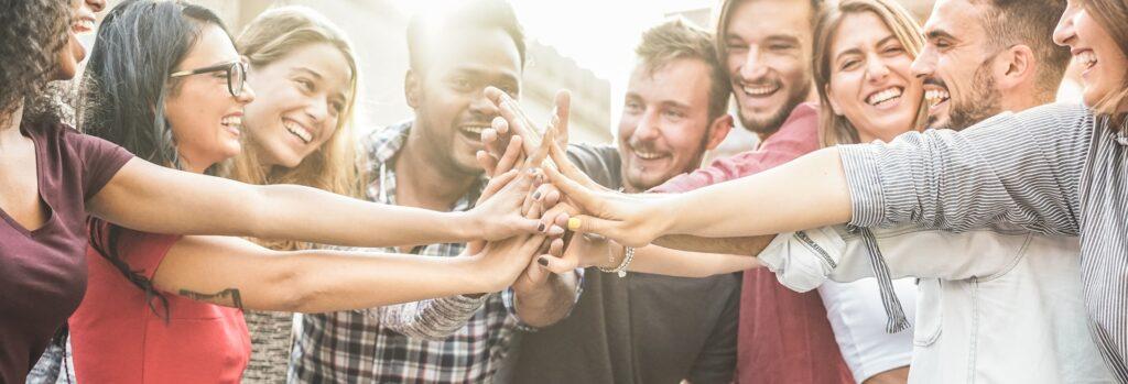 Symbolbild fuer Menschen im beruflichen Netzwerk | Pflegejobs Frankfurt