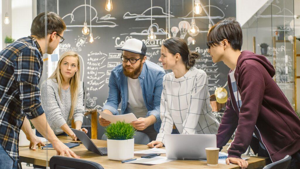 Junges Team plant Projekt in modernem Büro | Gummi Anschlagpuffer