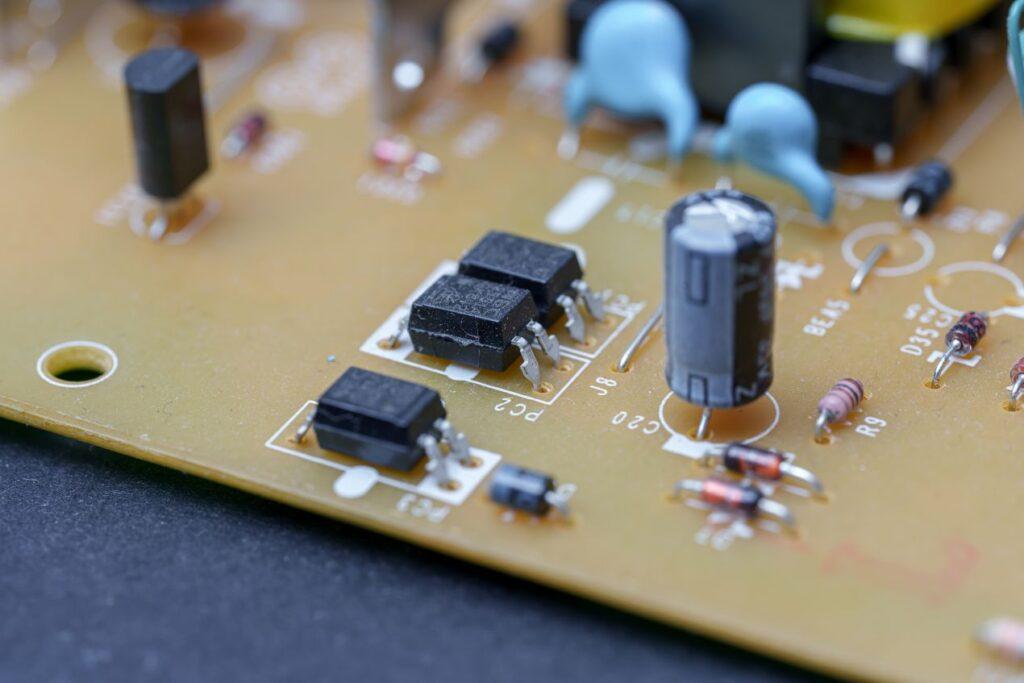 Nahaufnahme einer Leiterplatte mit elektronischen Bauteilen und Leitfaehiger Kunststoff als leitfaehige Werkstoffloesung